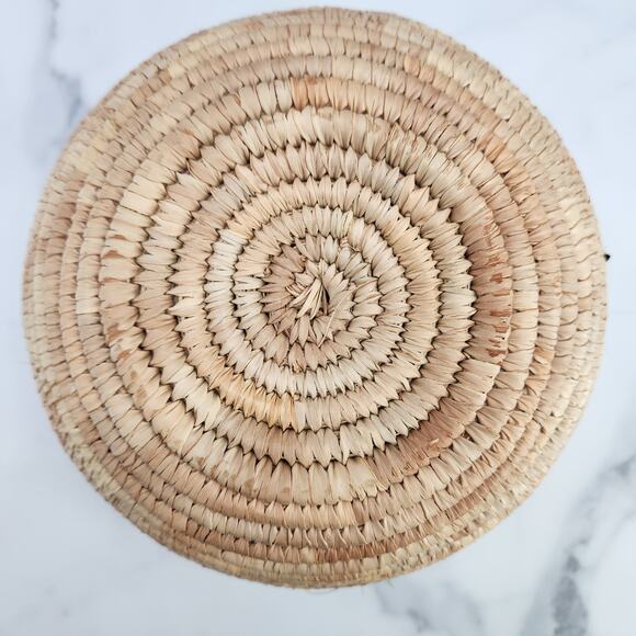 Beautiful Hand-Woven grass basket bowl approx. 6.5 X 10.5 inches - Picture 3 of 7